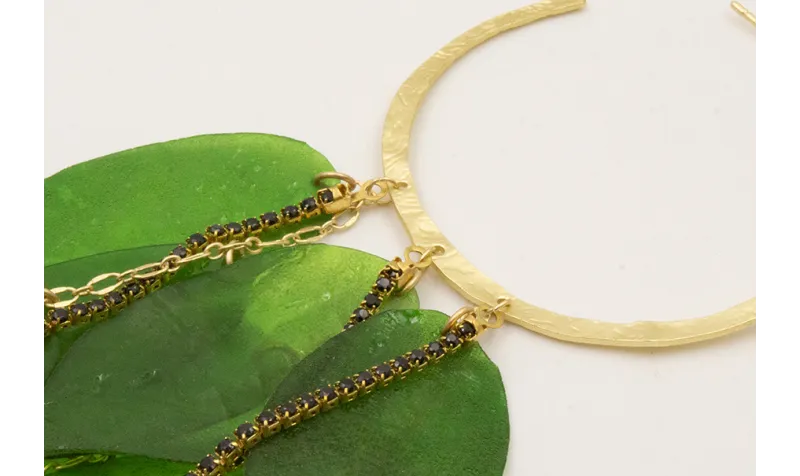 Pendiente aro plano dorado mate con cascada de hoj