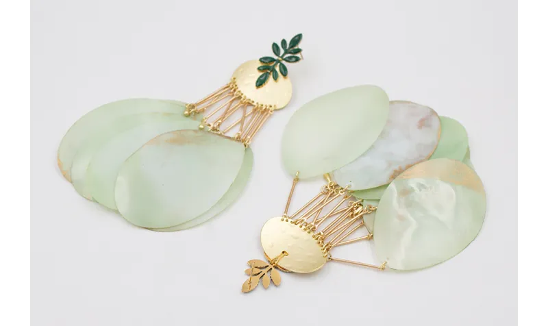 Pendientes perno pétalos esmaltaldos verde ingles 