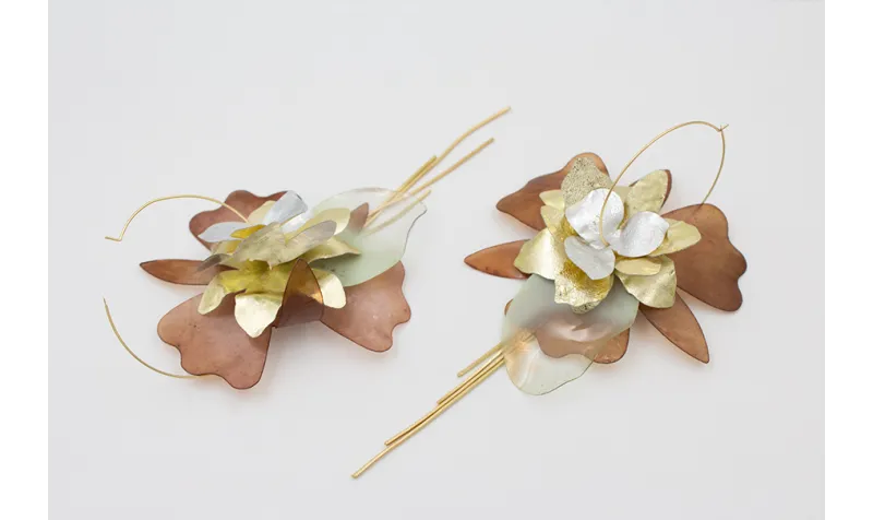 Pendiente aro grande dorado mate con flores de len