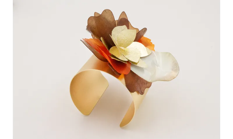 Brazalete con rosetón de lentejuelas, doradas,verd