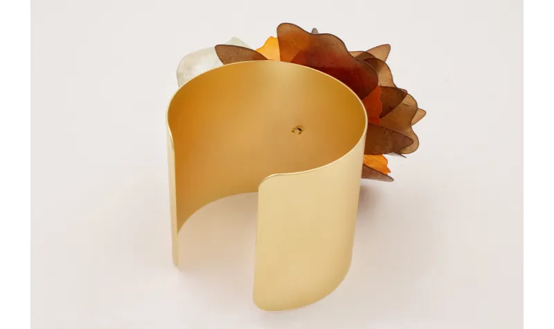 Brazalete con rosetón de lentejuelas, doradas,verd