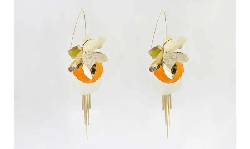 Pendientes V con flores lentejuelas doradas, escam