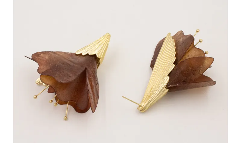 Pendiestes pluma con forma conica con flor de lent