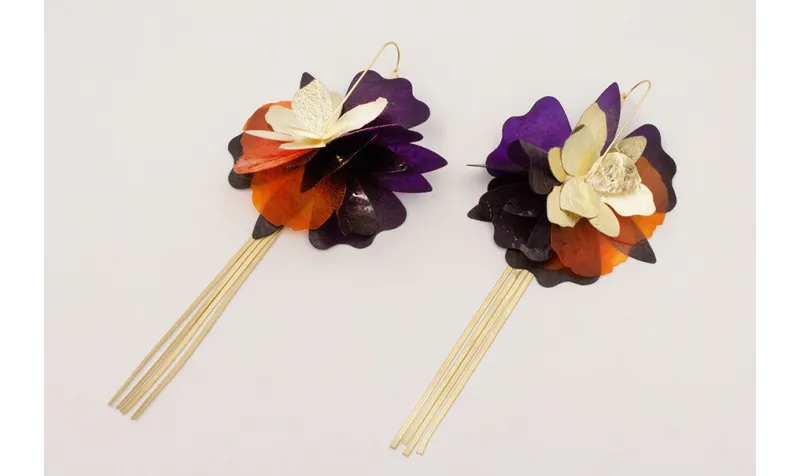 Pendientes eslabón con flores de lentejuela dorada