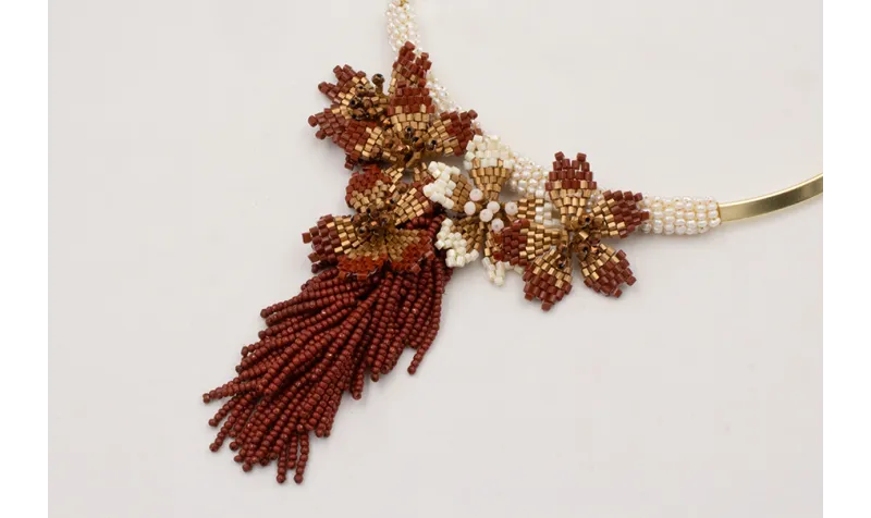 Collar lámina dorada mate forrado de perlas con fl