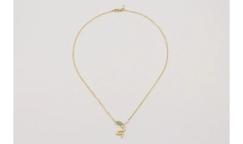 Collar cadena de eslabón pequeño dorado mate con c