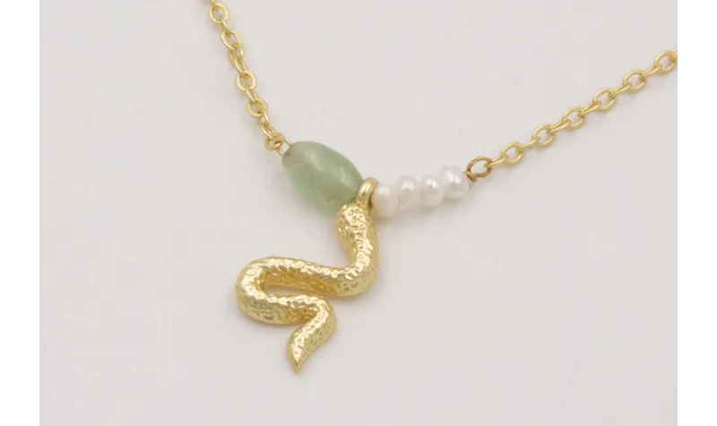 Collar cadena de eslabón pequeño dorado mate con c