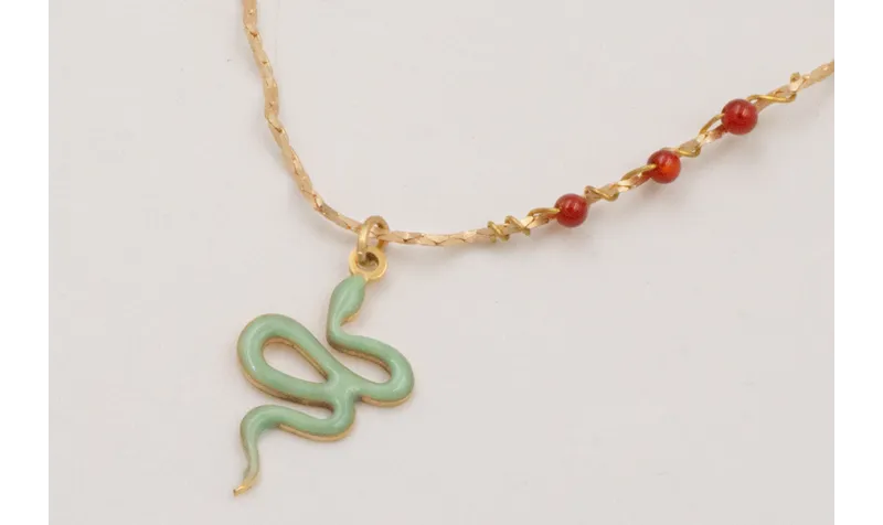 Collar cadena zig-zag dorada mate con colgante ser