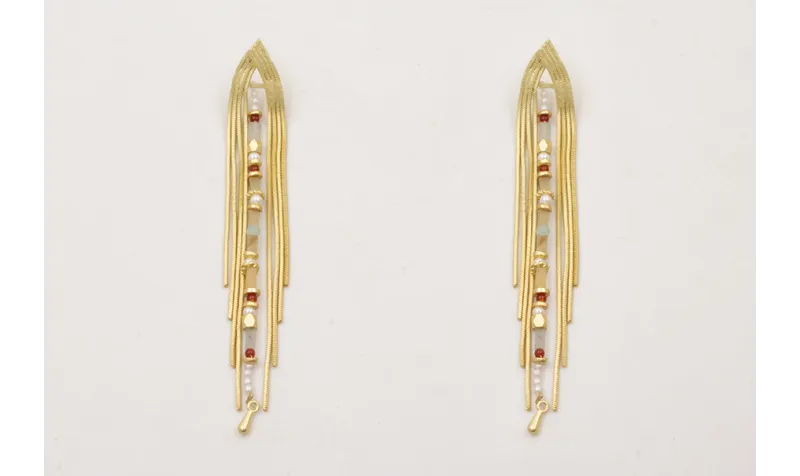 Pendientes triangular flecos dorado mate con tira 