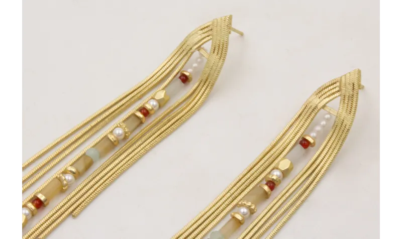 Pendientes triangular flecos dorado mate con tira 