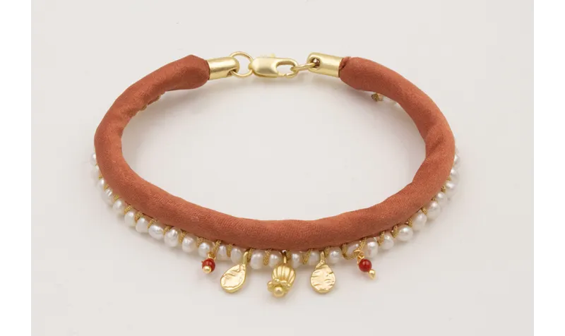 Pulsera de seda rellena cobrizo con perlas cosidas