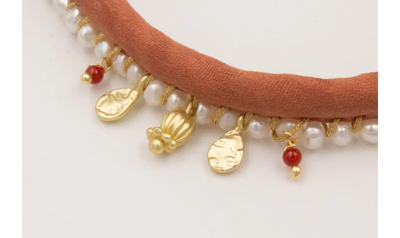 Pulsera de seda rellena cobrizo con perlas cosidas