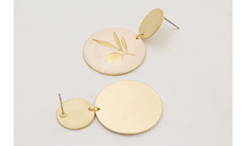 Pendientes perno disco dorado mate con colgante di