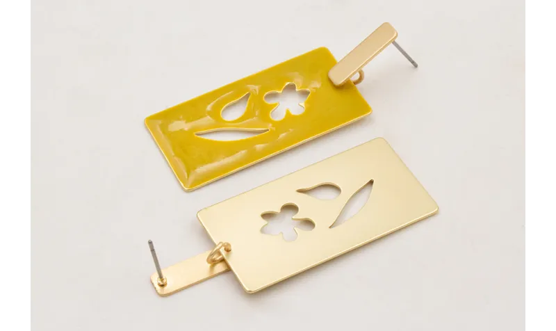 Pendientes perno listón dorado mate con colgante r