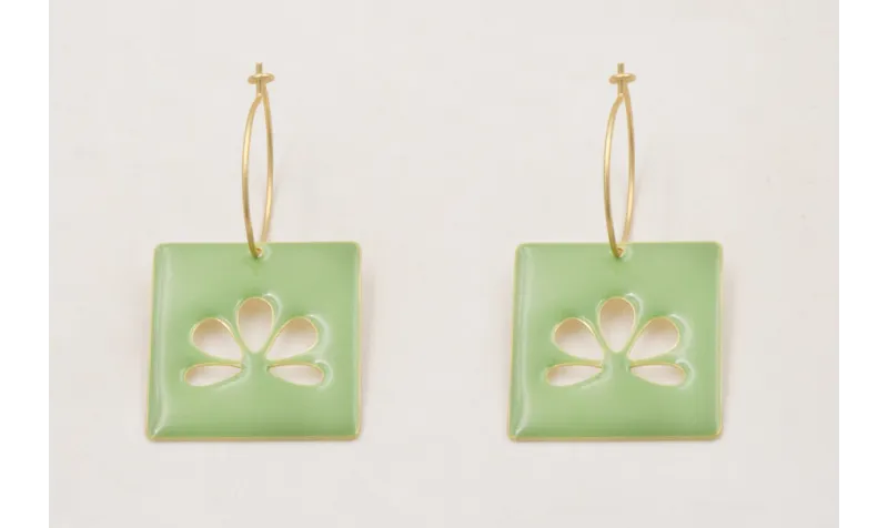 Pendientes aros medianos dorados mate con colgante