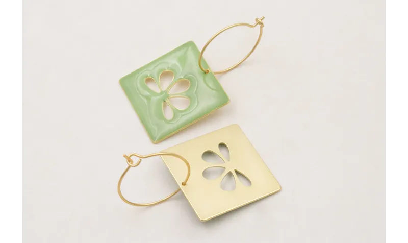 Pendientes aros medianos dorados mate con colgante