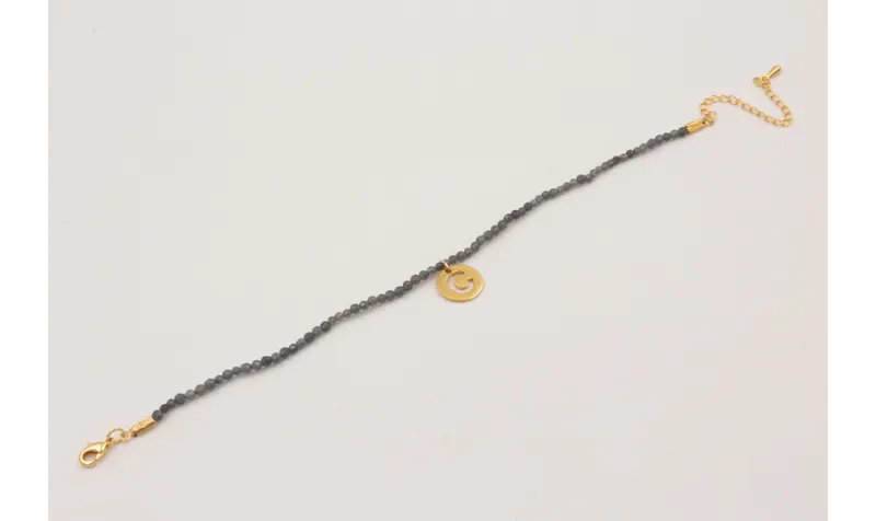 Pulsera semipreciosas grises con colgante inicial 