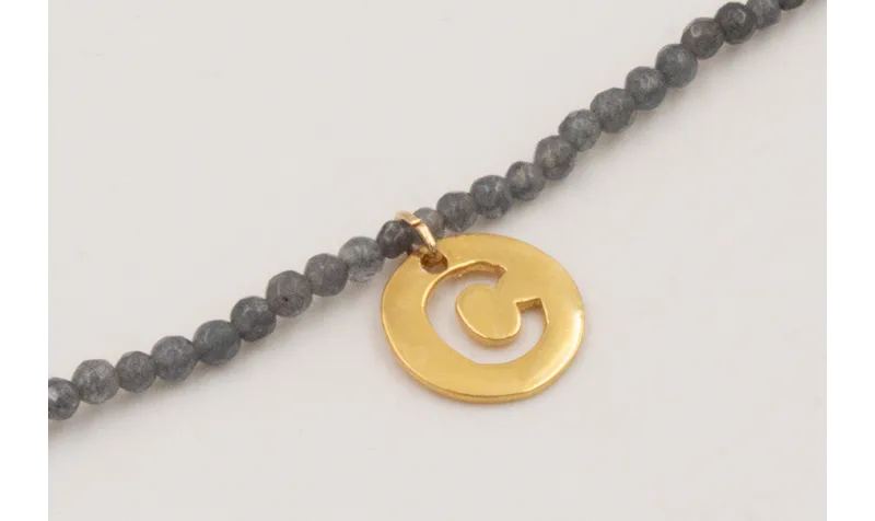 Pulsera semipreciosas grises con colgante inicial 
