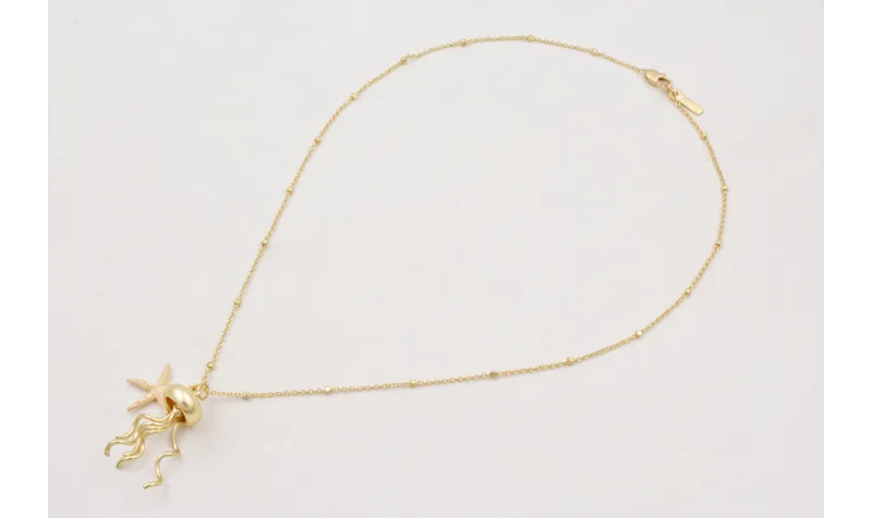 Collar microbola con medusa dorada y estrella de m
