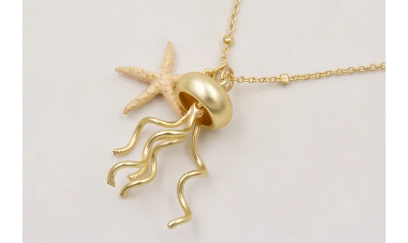 Collar microbola con medusa dorada y estrella de m