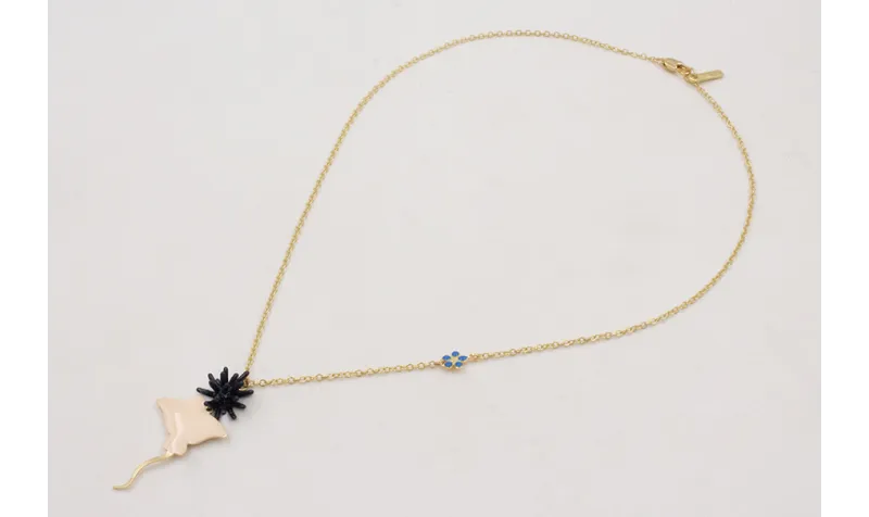 Collar cadena con margarita azul en el medio, mant