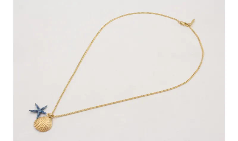 Collar cadena con concha dorada y estrella de mar 