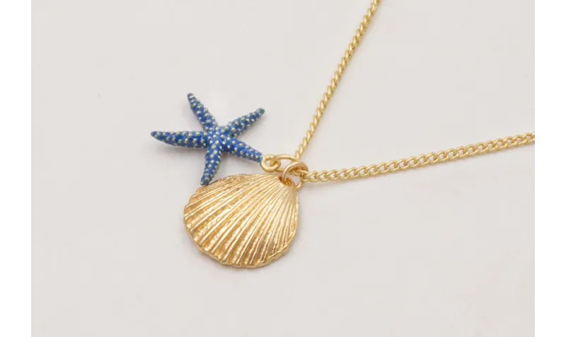 Collar cadena con concha dorada y estrella de mar 