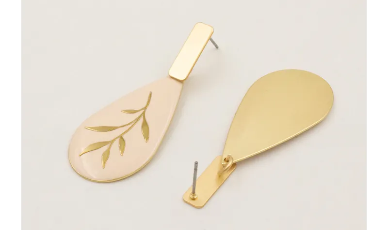 Pendientes gota esmaltada beige con flor dorada y 