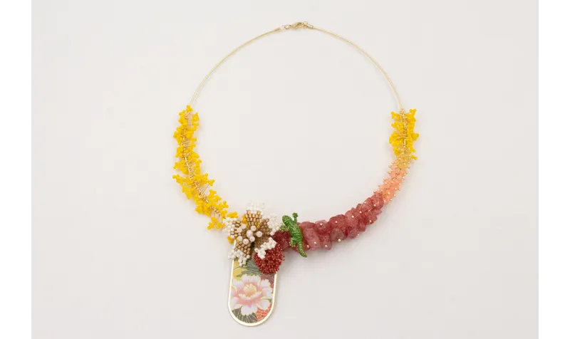 Collar hilo dorado con ramas de abalorio amarillo,