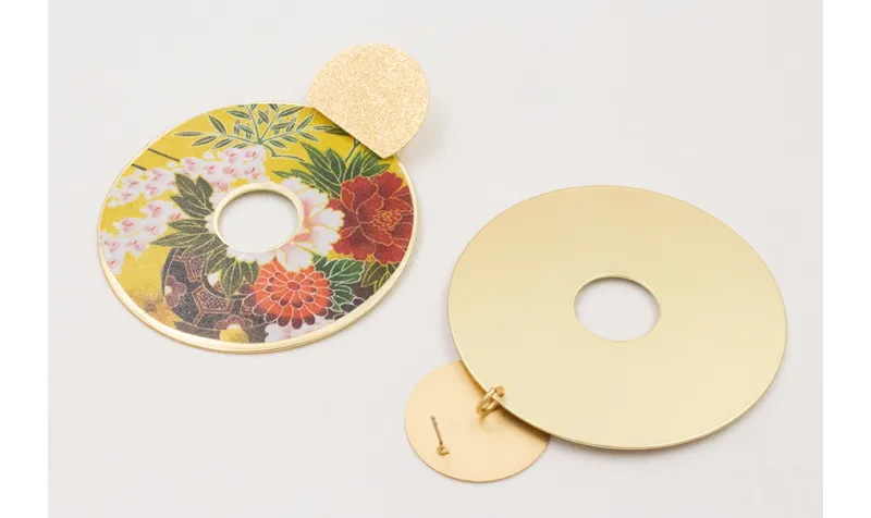 Pendientes perno semi disco satinado dorado mate c