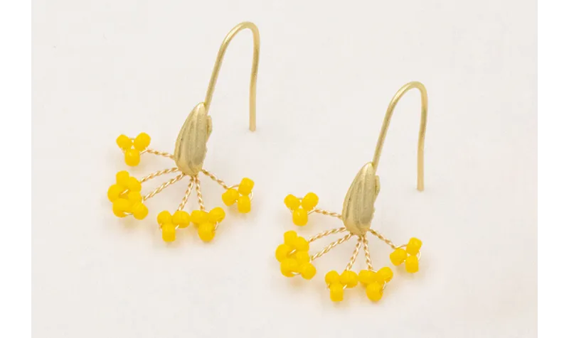 Pendientes gancho con pepita dorada mate y rama de