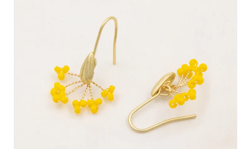 Pendientes gancho con pepita dorada mate y rama de