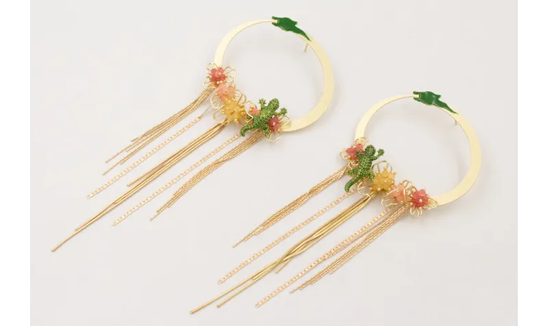 Pendientes aro dragón esmaltado verde con flecos c