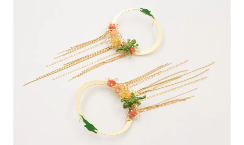 Pendientes aro dragón esmaltado verde con flecos c