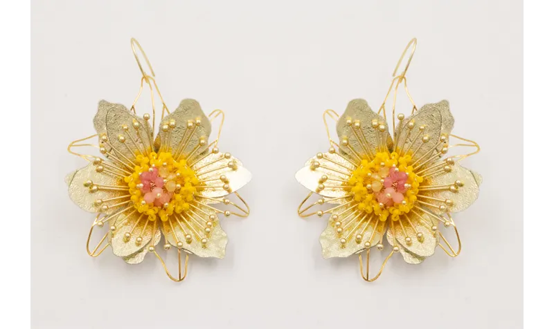 Pendiente gancho con flor grande pétalos y lenteju