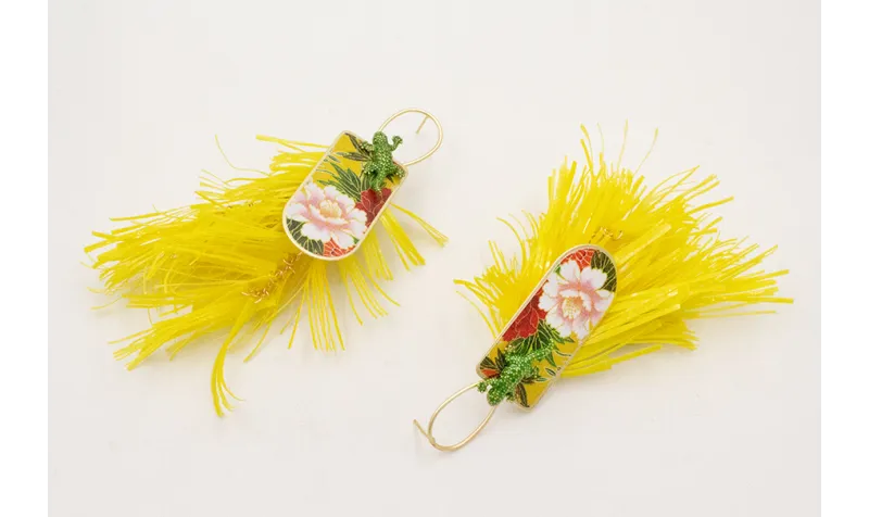 Pendientes perno herradura dorado mate con flecos 