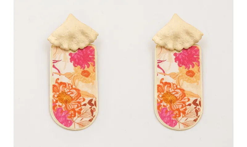 Pendientes perno hoja triangular dorada mate con p