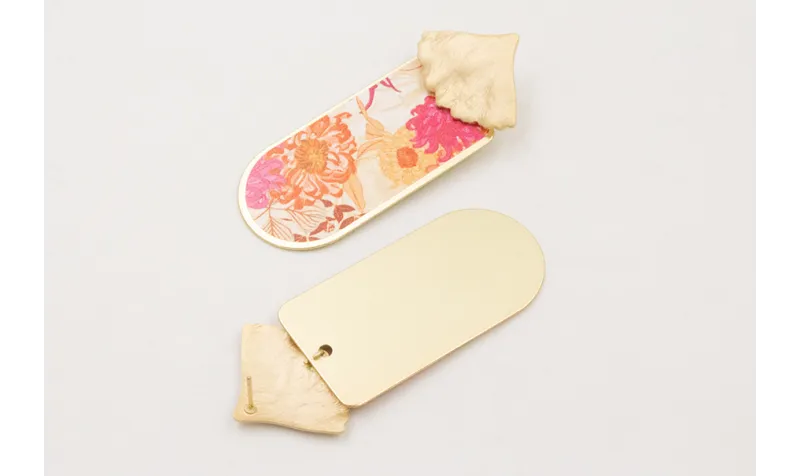 Pendientes perno hoja triangular dorada mate con p