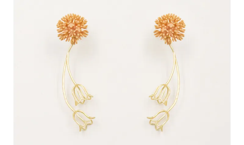 Pendiente perno nenufar esmaltado en rosa melocotó