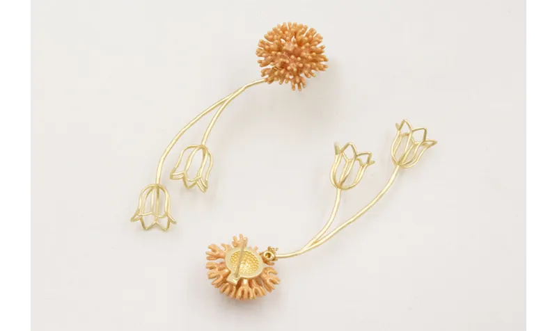 Pendiente perno nenufar esmaltado en rosa melocotó