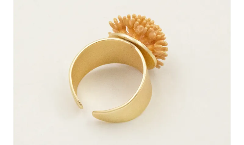 Anillo regulable dorado mate con nenufar esmaltado