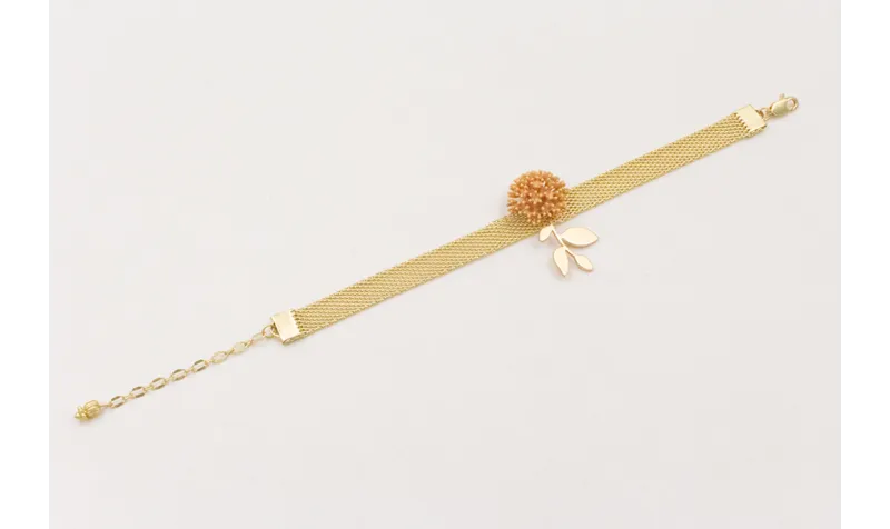 Pulsera cadena plana dorada mate, centro nenufar e