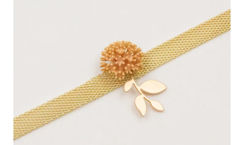 Pulsera cadena plana dorada mate, centro nenufar e