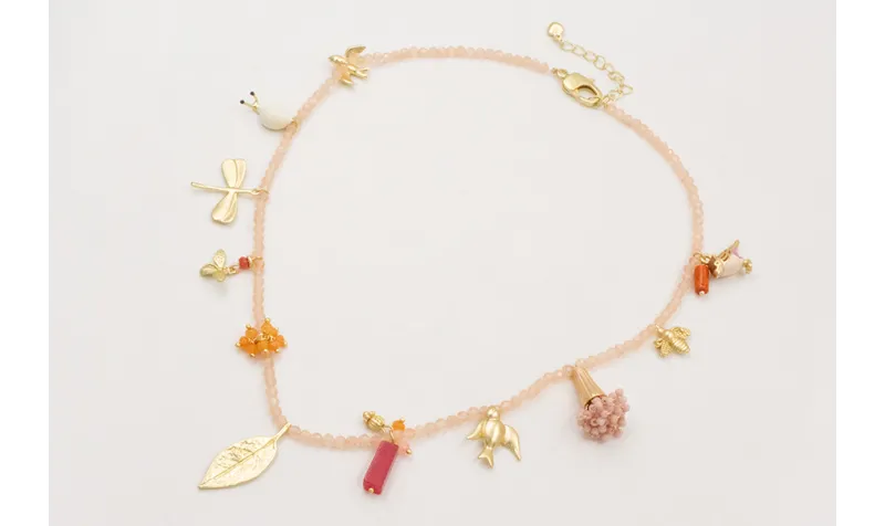 Collar bolitas rositas con colgantes,pajaro esmalt