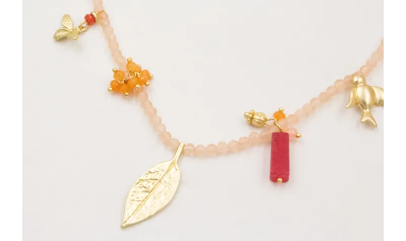 Collar bolitas rositas con colgantes,pajaro esmalt