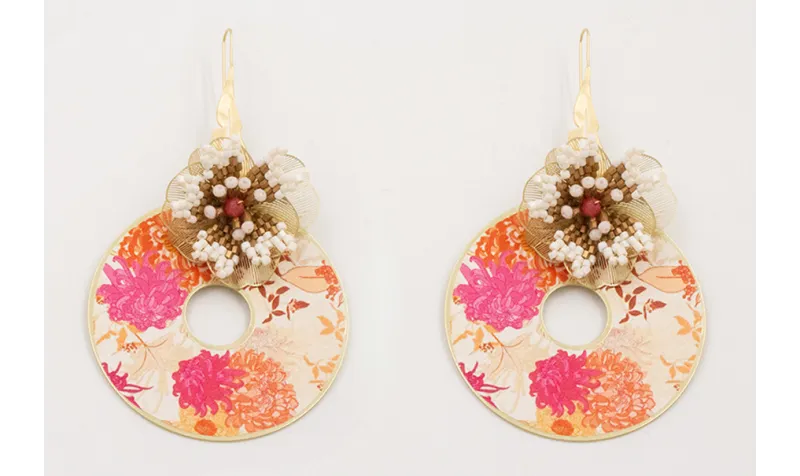 Pendientes hoja alargada calada dorada mate con co