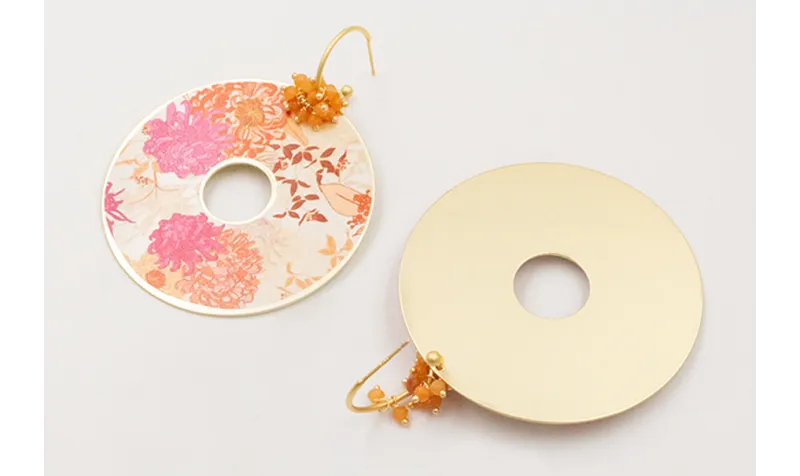 Pendientes gancho bolita dorado mate con colgante 