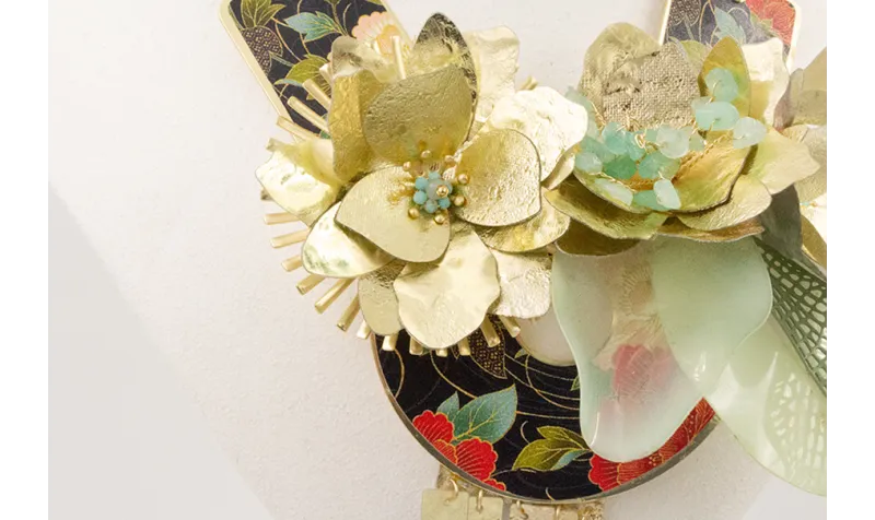 Collar lentejuelas cuadradas doradas con centro di