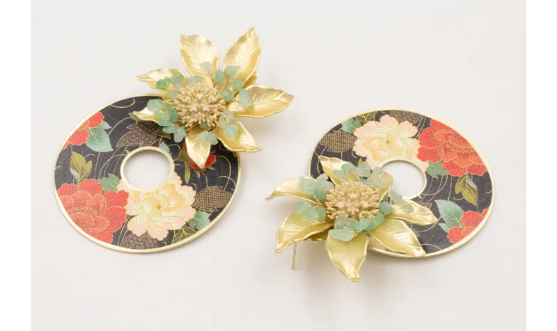 Pendientes perno semi ovalado dentado con colgante