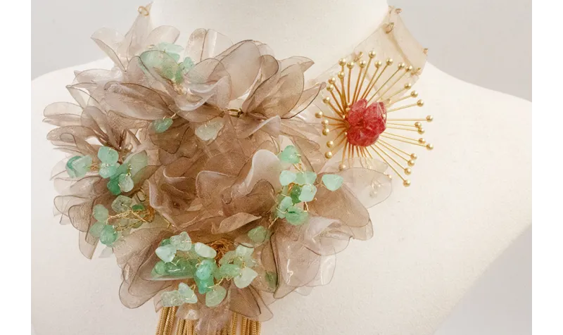 Collar lentejuelas cuadradas grises con centro len